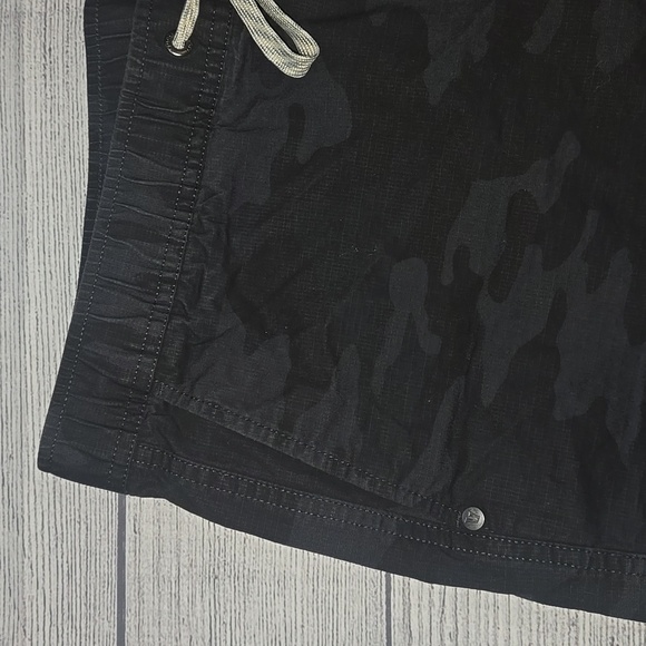 Vuori Women's Ripstop Shorts Black Camo Size L - Picture 5 of 12